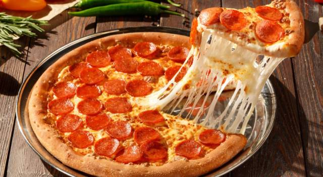 Pizze assurde: il giro del mondo in 7 rivisitazioni che non avreste mai voluto vedere