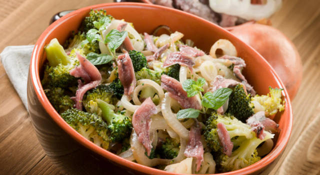 Broccoli affogati: un contorno tipico siciliano a base di verdura, vino, olive e acciughe