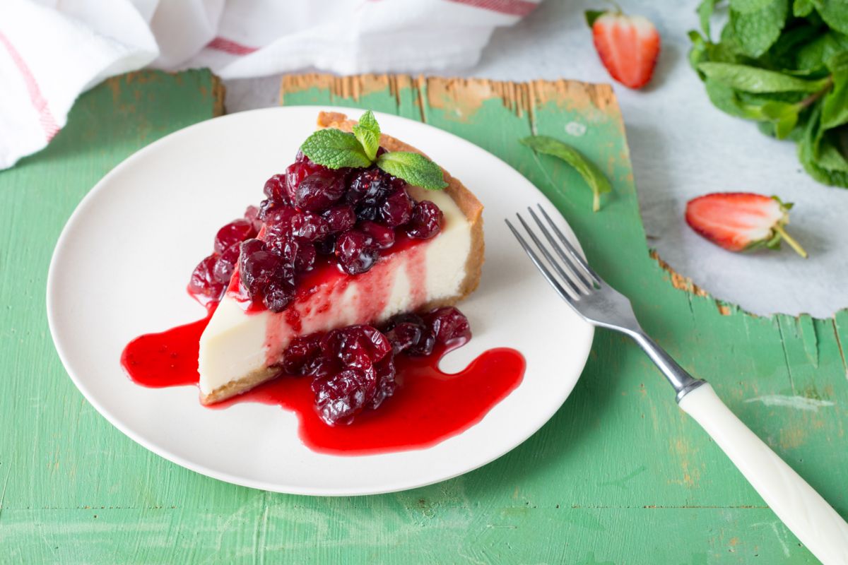 baked cheesecake with berries