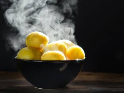Patate bollite perfette: tempi di cottura e consigli per sbucciarle velocemente
