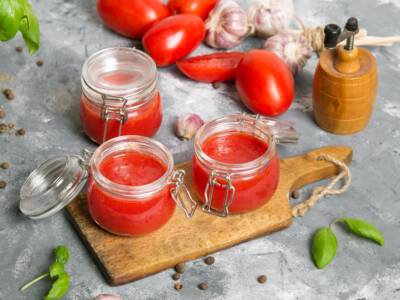 Voglia di tradizione? Allora provate la passata di pomodoro fatta in casa: la ricetta perfetta!