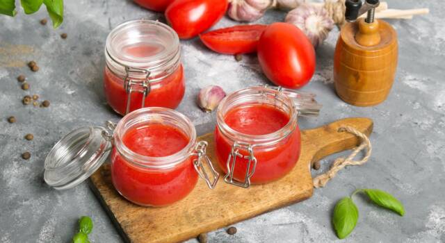 Voglia di tradizione? Allora provate la passata di pomodoro fatta in casa: la ricetta perfetta!