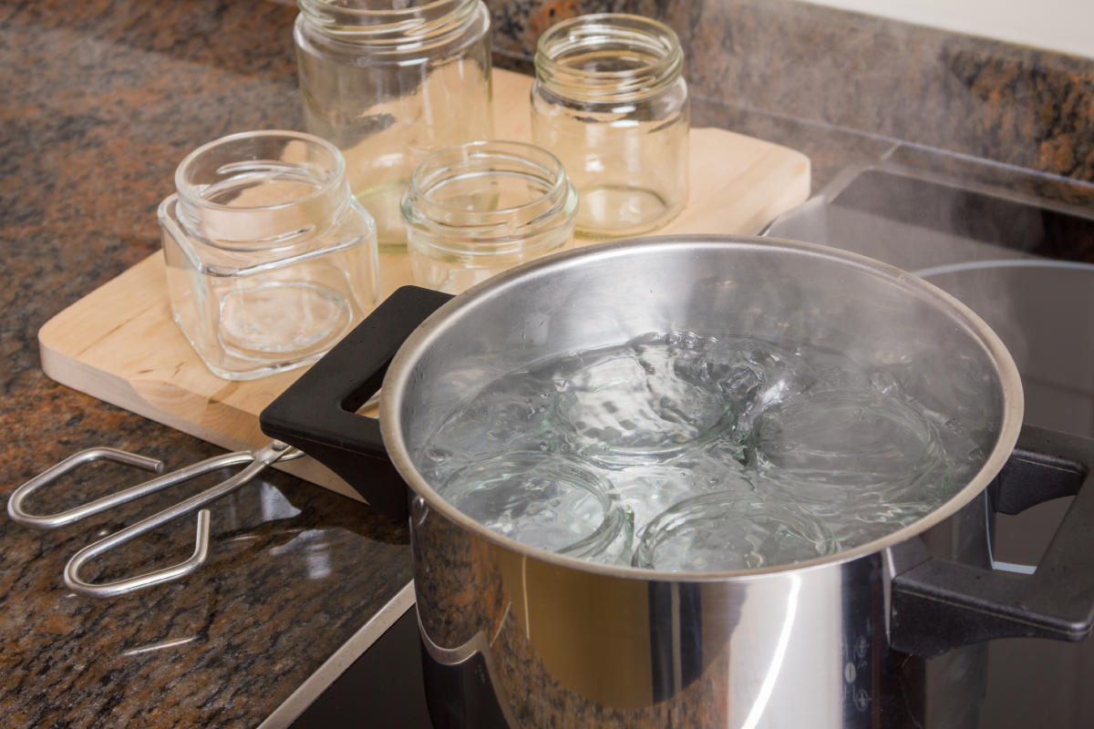 Come sterilizzare i vasetti di vetro per le conserve 