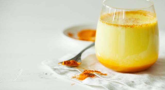 Golden milk: il superfood dai mille benefici che aiuta le difese immunitarie