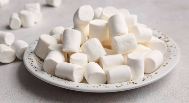 I marshmallow si possono fare in casa con pochi e semplici ingredienti: ecco come