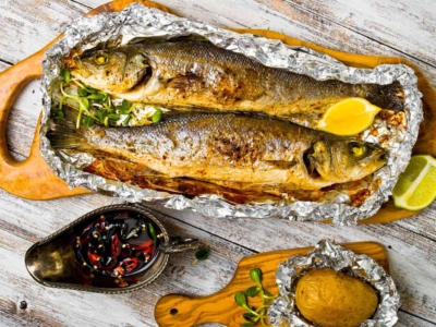 Un secondo veloce e squisito? Ecco il branzino al cartoccio con patate al forno