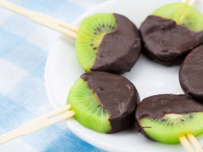 Kiwi al cioccolato su stecco: la merenda perfetta