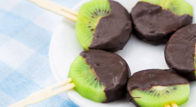 Kiwi al cioccolato su stecco: la merenda perfetta