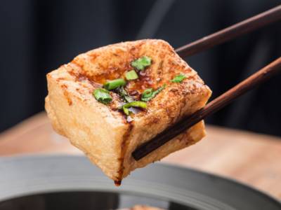 10 modi squisiti per cucinare il tofu alla piastra