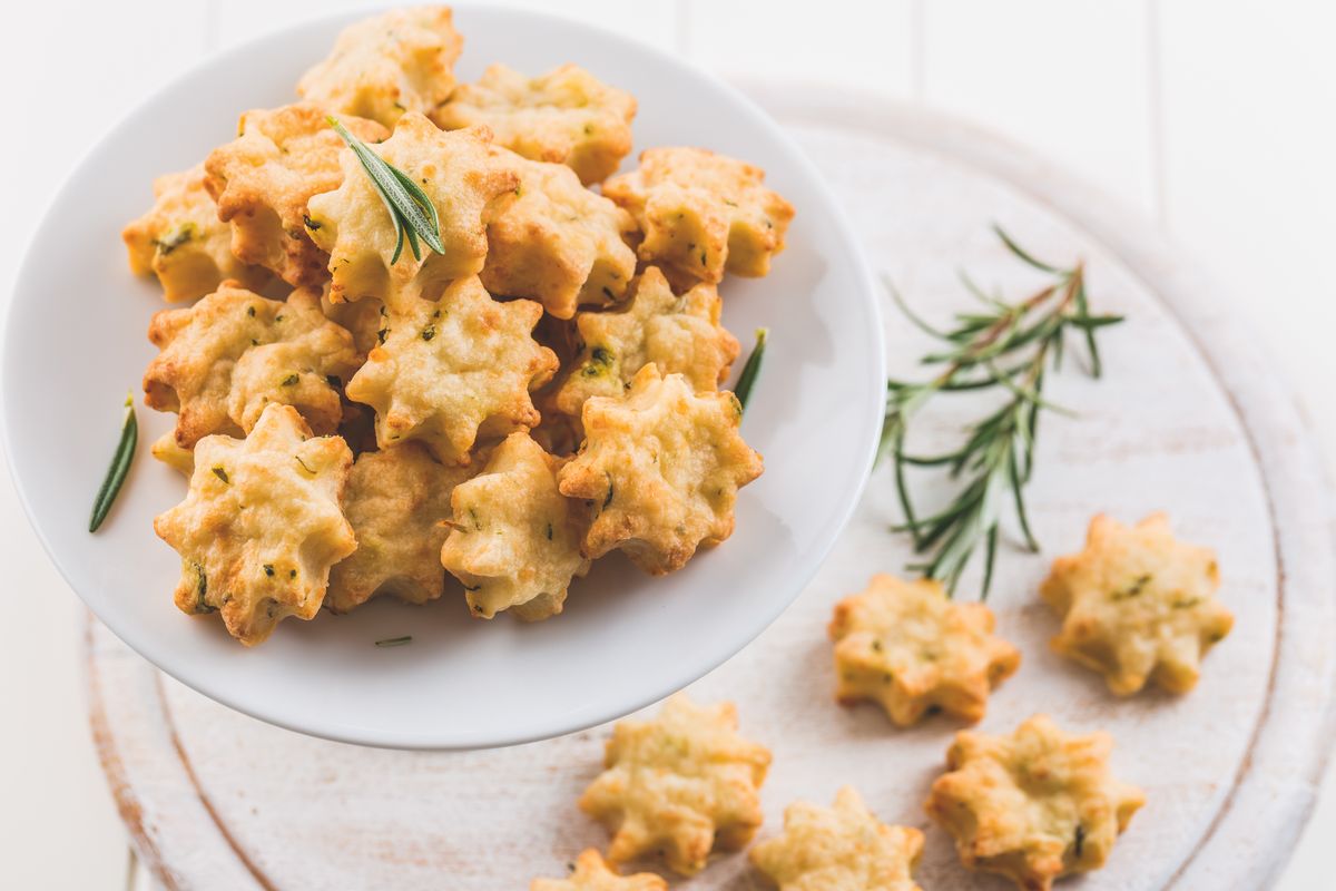 La Ricetta Dei Biscotti Salati Per L Aperitivo Di Natale Facili E Golosi