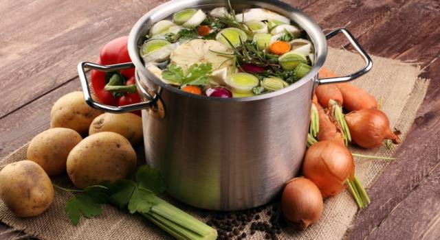 La ricetta del brodo vegetale:  ideale per zuppe, risotti e tante altre ricette