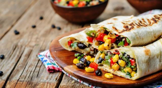 Burrito d&#8217;ispirazione messicana ripieno di quinoa, guacamole e verdure!