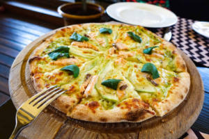 pizza di sorgo con avocado e salmone