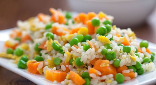 Il riso alla cantonese vegetariano vi piacerà tantissimo! Ecco la ricetta