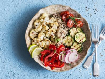 Insalata di quinoa con verdure: un must tra le ricette vegane