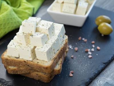 Si può fare la feta greca vegana? Certo! Ecco la ricetta con il tofu