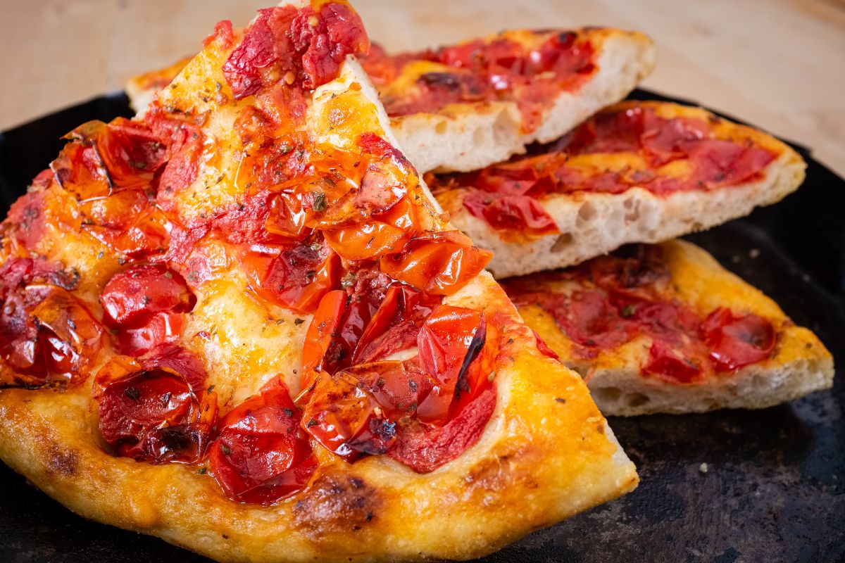 Trancio di focaccia con pomodori