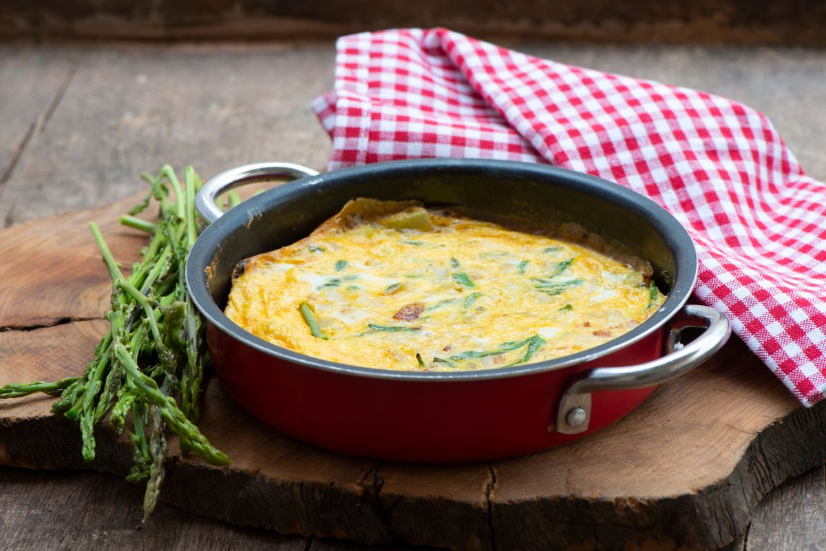 Omelette with wild asparagus