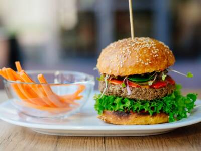 Hamburger vegano fatto in casa per una cena fast food 100% veg