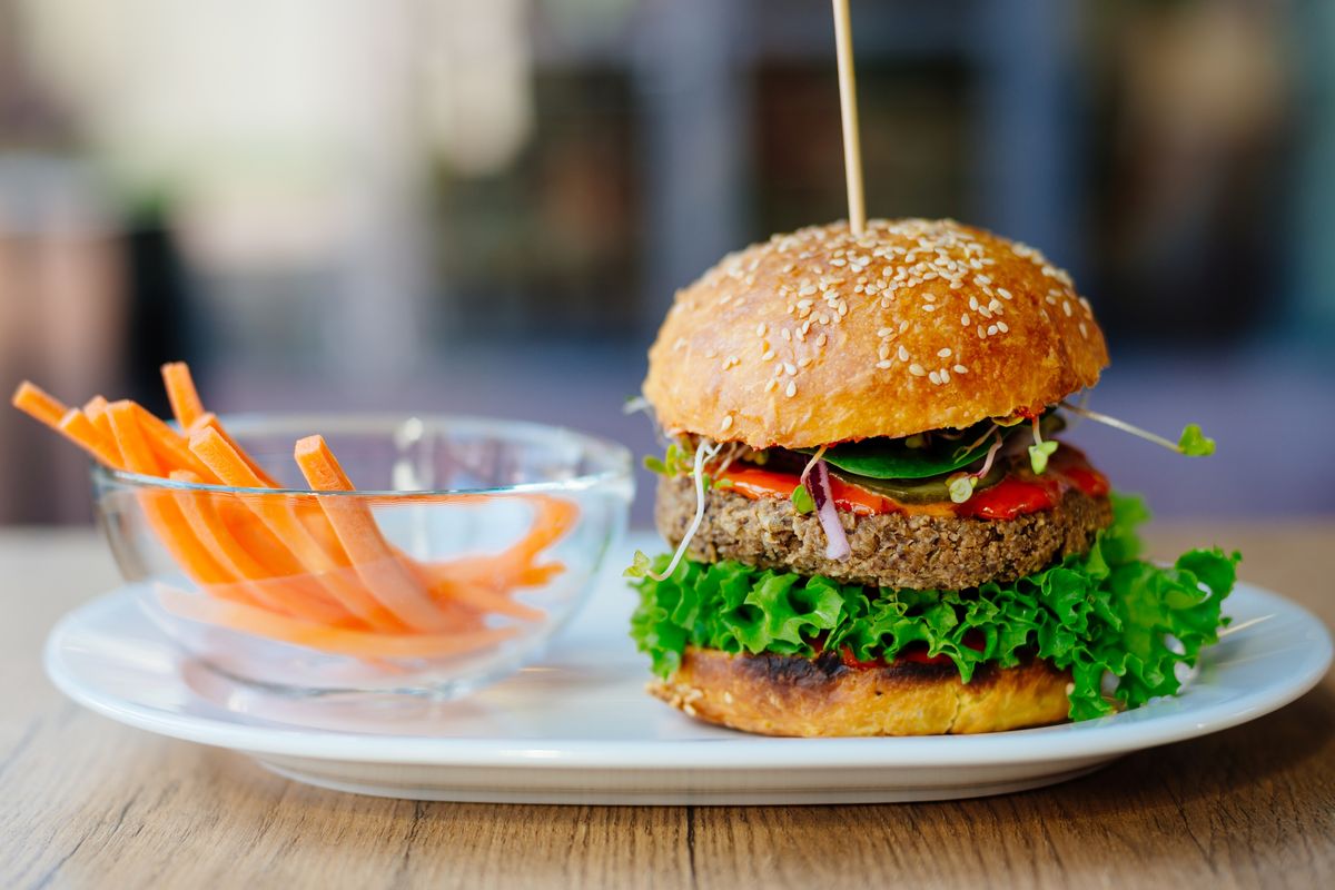 Hamburger vegano fatto in casa per la vostra cena fast food