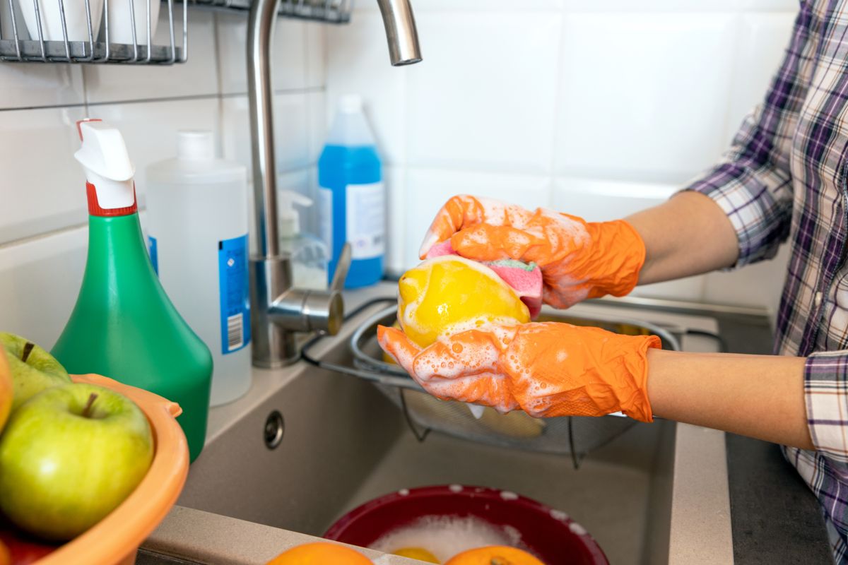 lavare frutta e verdura con il sapone per piatti