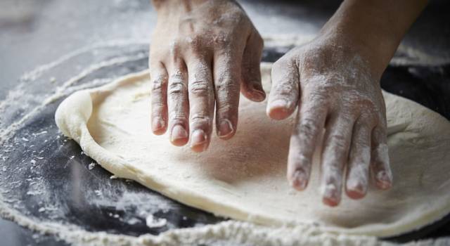 Come formare i panetti della pizza: staglio, puntata e appretto
