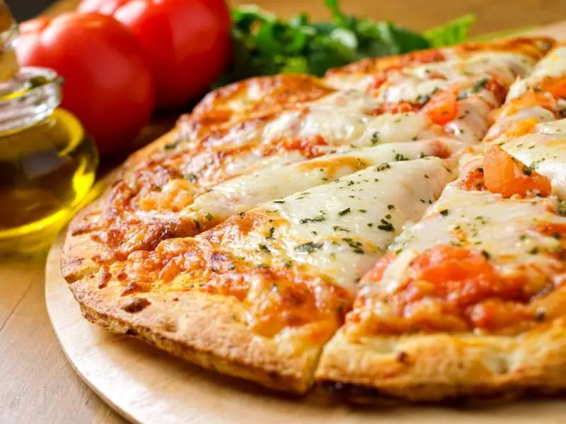 Come fare la pizza senza glutine: ricetta e idee per condimenti