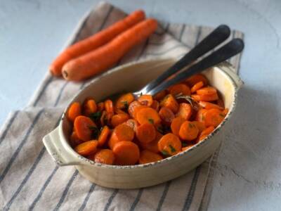 Videoricetta per le carote saltate in padella, un contorno semplice ma delizioso