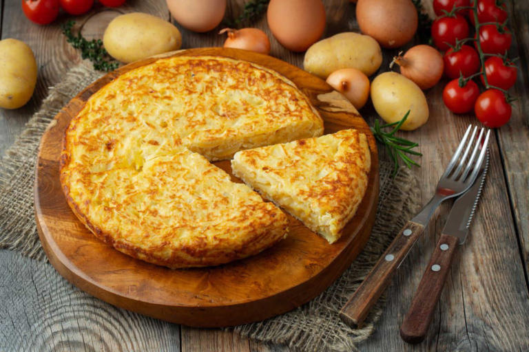 Come Fare La Frittata Di Patate: Ricetta In Padella E Al Forno