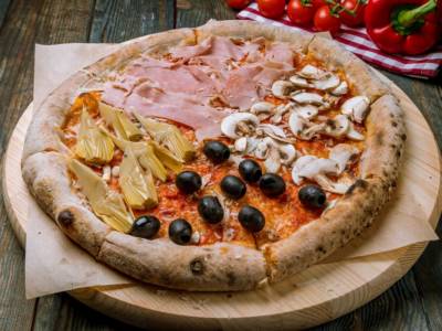 Pizza quattro stagioni: una sorpresa a ogni fetta!