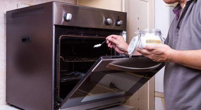Come pulire il forno (senza fatica)