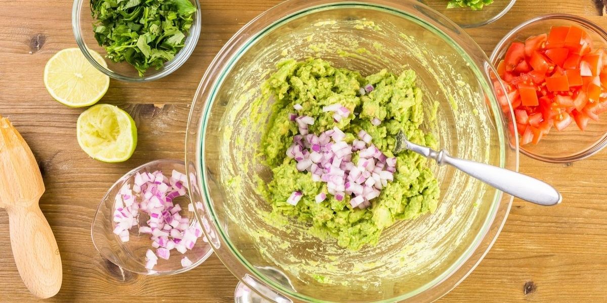 Avocado guacamole con cipolla