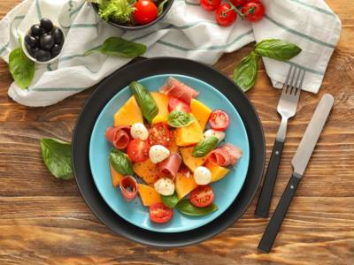 Insalata caprese con prosciutto e melone