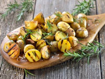 Buonissime, croccanti e da abbinare a secondi di ogni tipo: sono le patate grigliate!