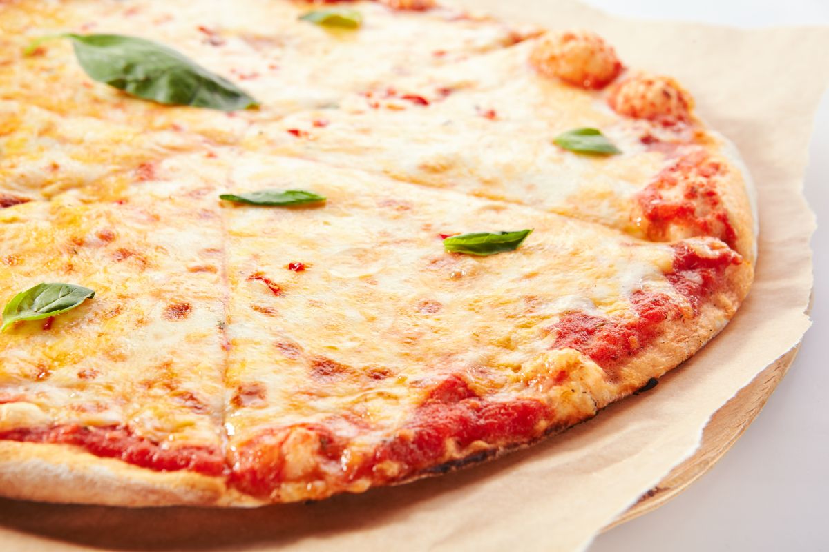 Pizza con lievito istantaneo: come prepararla in 10 minuti