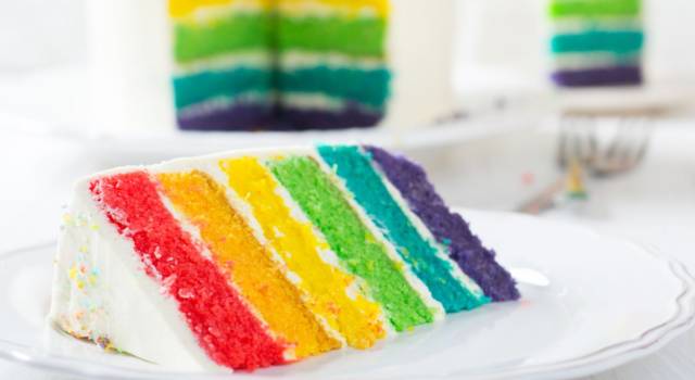 Torta arcobaleno facile: ecco la ricetta della Rainbow Cake alla portata di tutti