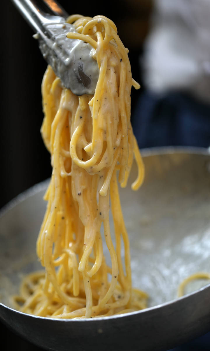 Preparazione della cacio e pepe