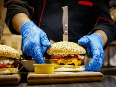 Chef prepara hamburger