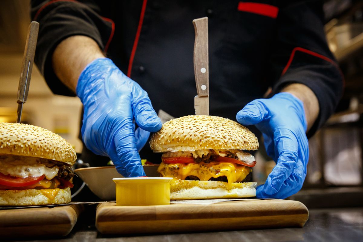 Chef prepara hamburger