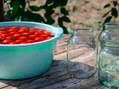 vasetti per conservare i pomodori