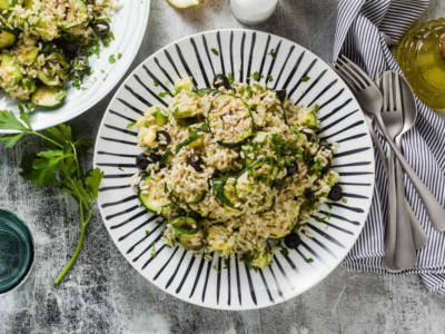 Ricetta dell’insalata di riso con zucchine, avocado e olive: un piatto unico sempre buono!