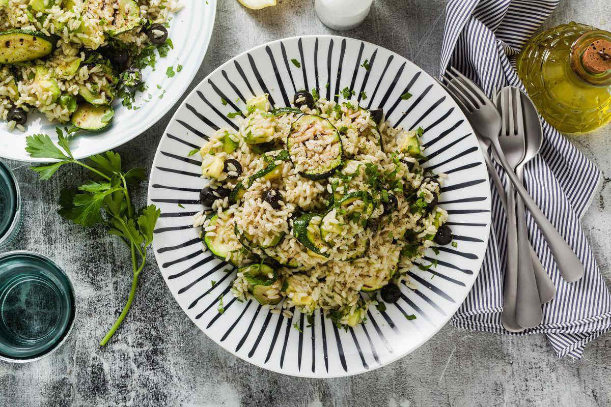 Rice salad with zucchini