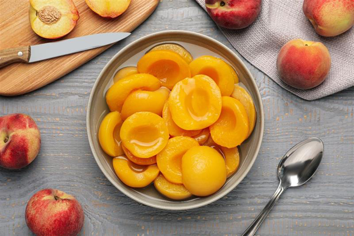 Piatto con pesche sciroppate