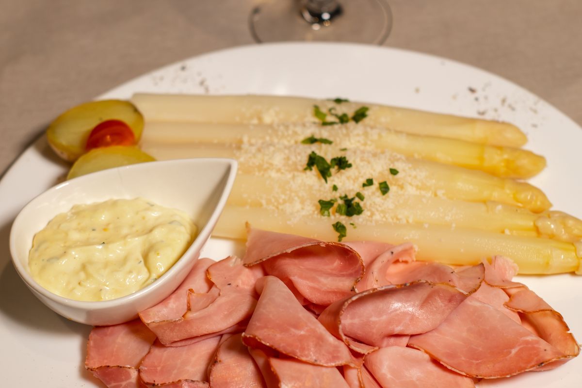 Bolzano sauce and asparagus