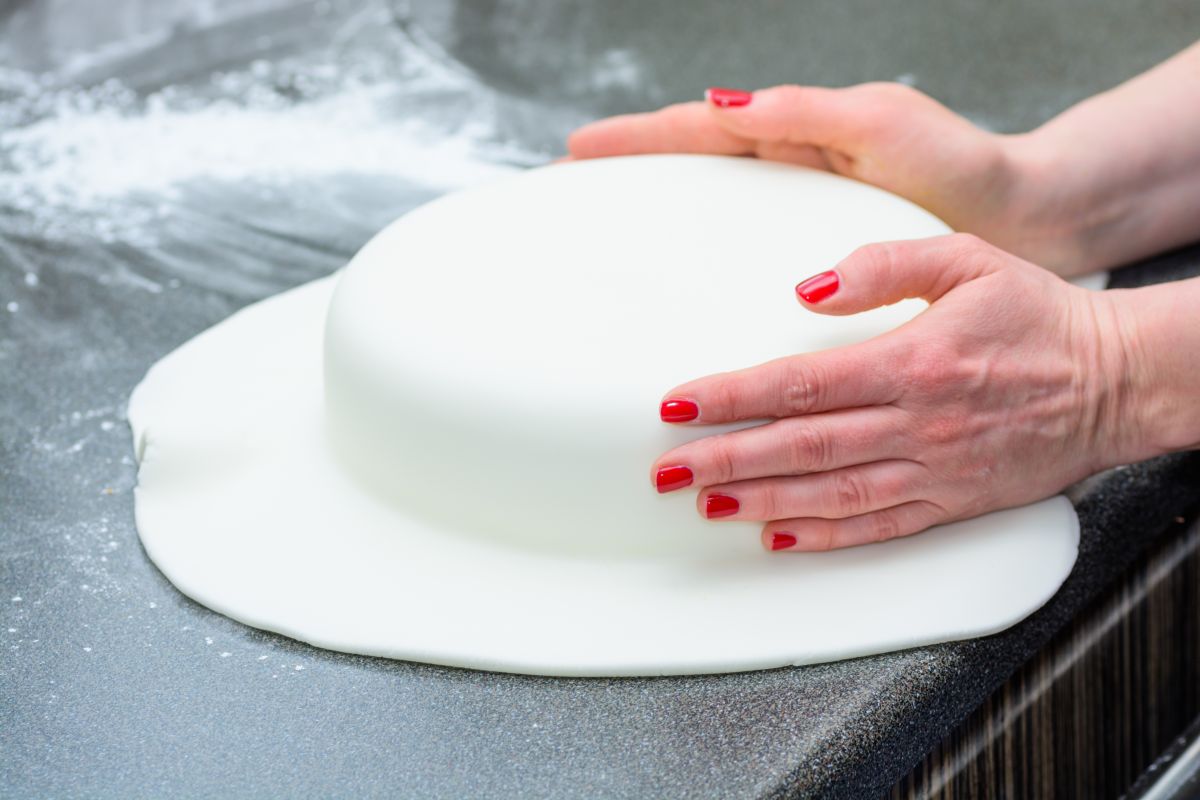 torta di compleanno decorata con pasta di zucchero