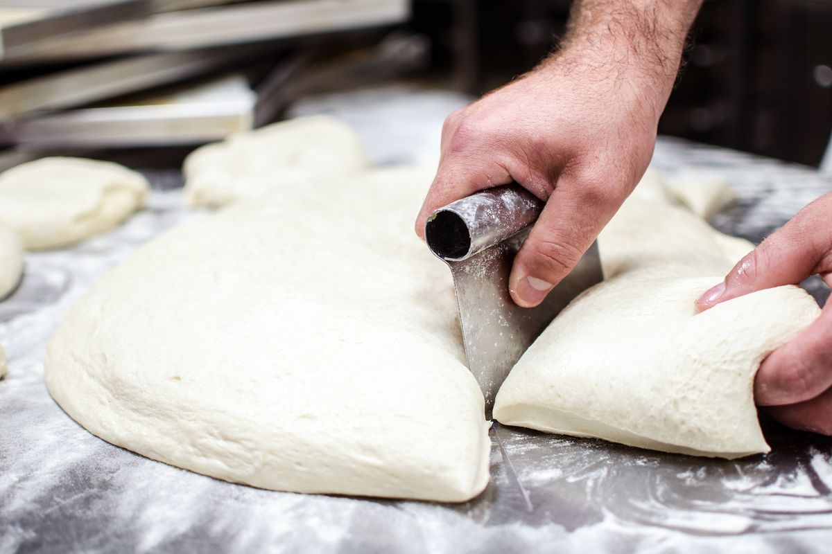 Come formare i panetti della pizza: puntata, staglio, appretto