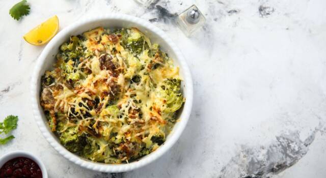 Cuciniamo i broccoli gratinati al forno con besciamella vegana!