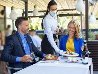 coppia a pranzo al ristorante