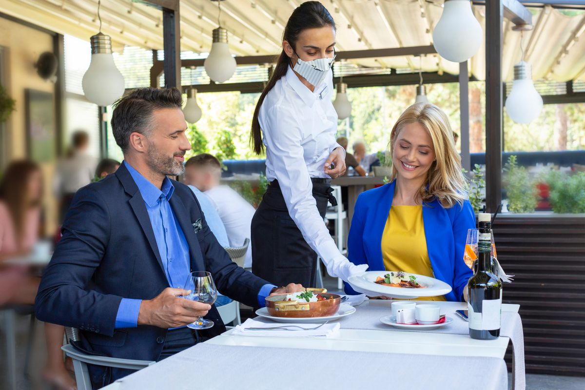 coppia a pranzo al ristorante