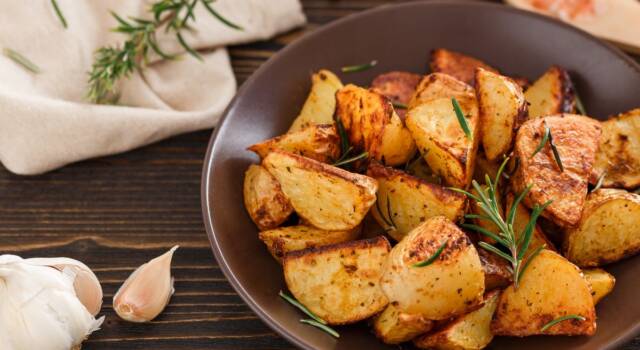 Come si fanno le patate al forno perfette (morbide dentro e croccanti fuori)?